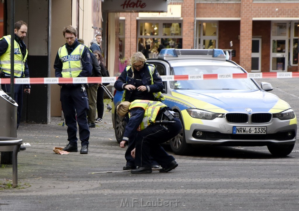 Einsatz BF Koeln Messerstecherei Koeln Porz Josefstr P32.JPG - Miklos Laubert